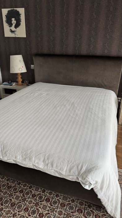 Cama casal veludo,SEM ESTRADO E COLCHAO,195x160,com mesa cabeceira e candeeiro