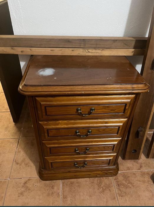 Cama de solteiro e mesa de cabeceira