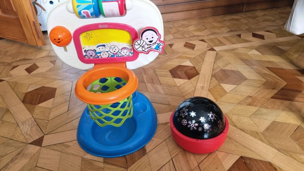 Zestaw zabawek, tablica, stół i inne