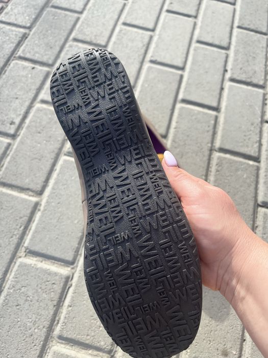 Нові жіночі туфлі.