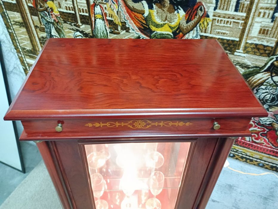 Móvel expositor espelhado/ Vitrine de época com duas prateleiras e ilu