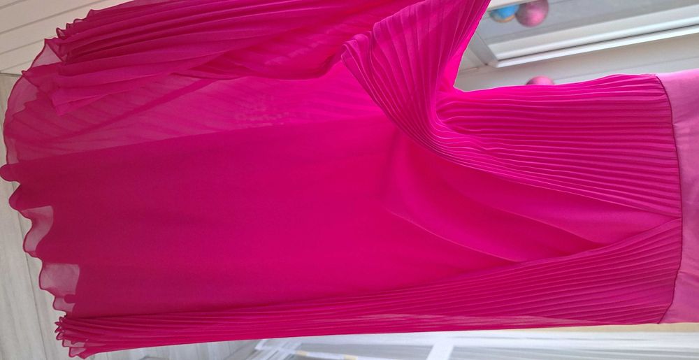 Elegancka zwiewna plisowana suknia w kolorze fuksji Coast