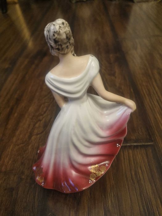 Kolekcja porcelanowych figurek