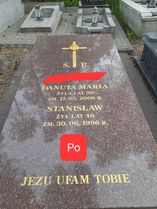 Odnawianie malowanie liter na pomniku.