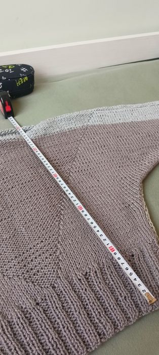 Sweter robiony na drutach