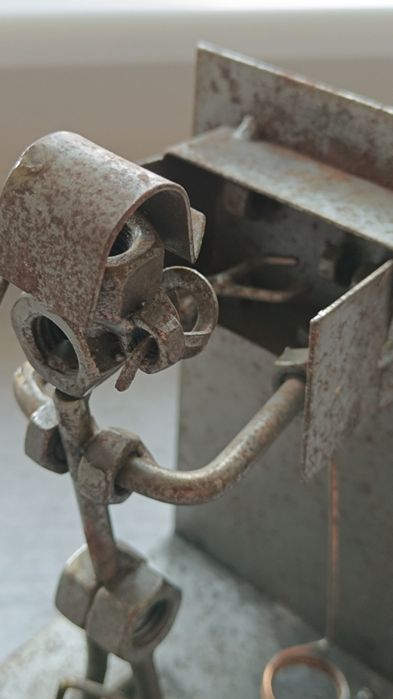 Metalowa figurka elektryk