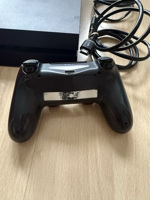 Zamienię/Sprzedam PlayStation 4 FAT 500GB + 2 kontrolery