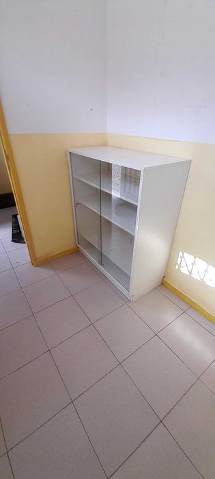 2 moveis madeira com vitrine