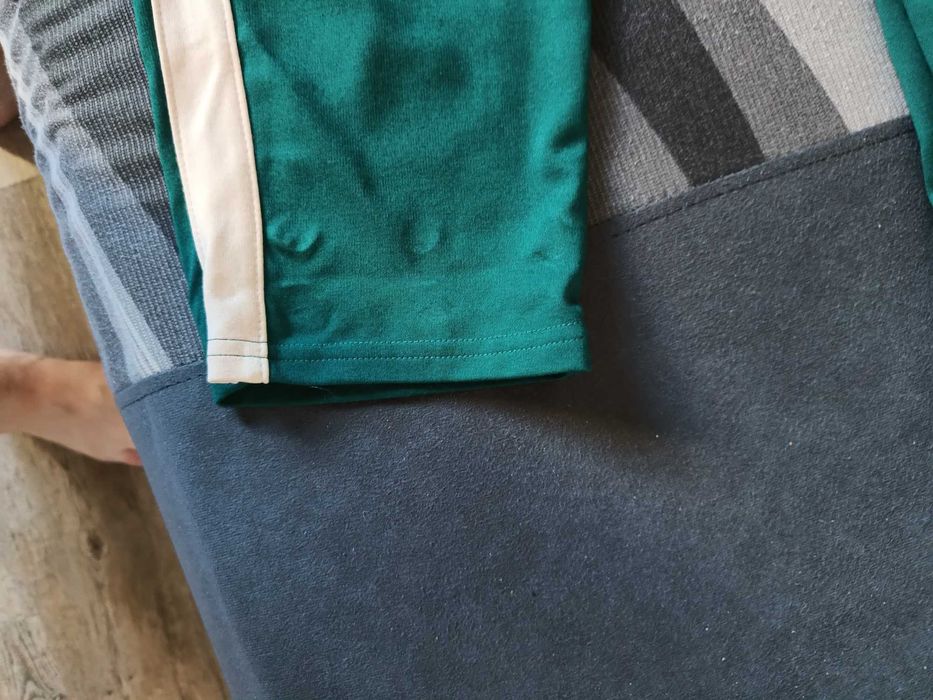 Zielony komplet dresowy.