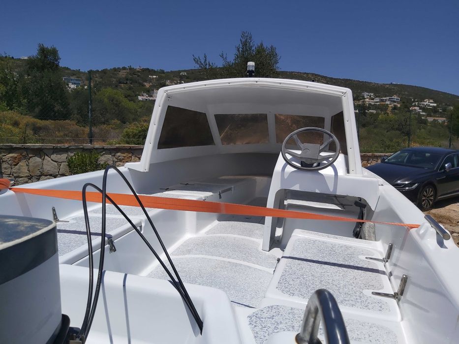 Barco Semi-Cabinado de 6 pessoas