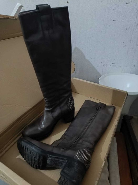 Sapatos e botas como novos