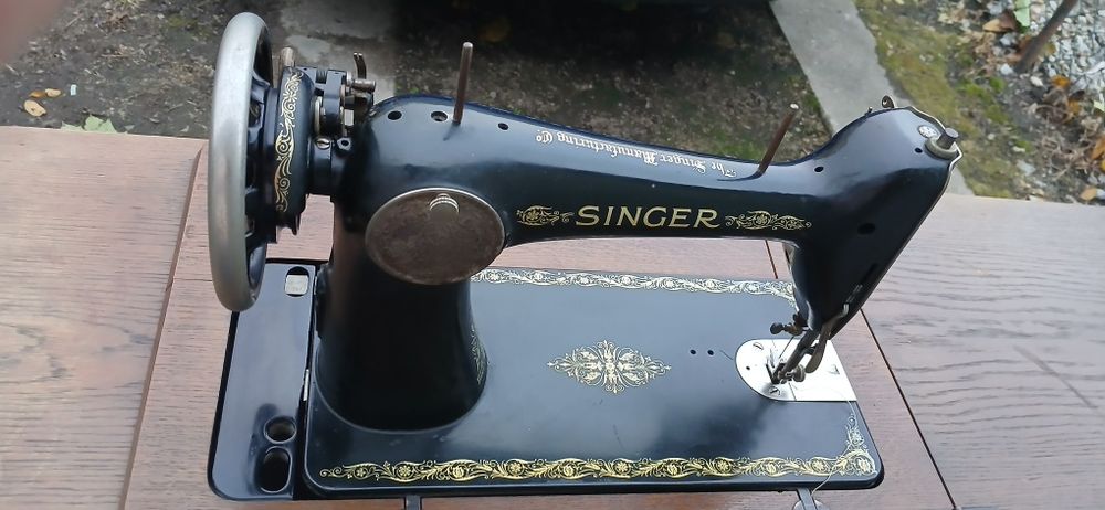 Zabytkowa maszyną do szycia Singer C2469373