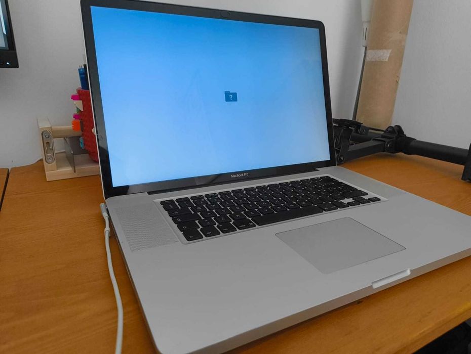 Apple MacBook Pro 17 Early 2011 — i7 QUAD CORE — 16GB RAM — Funcional