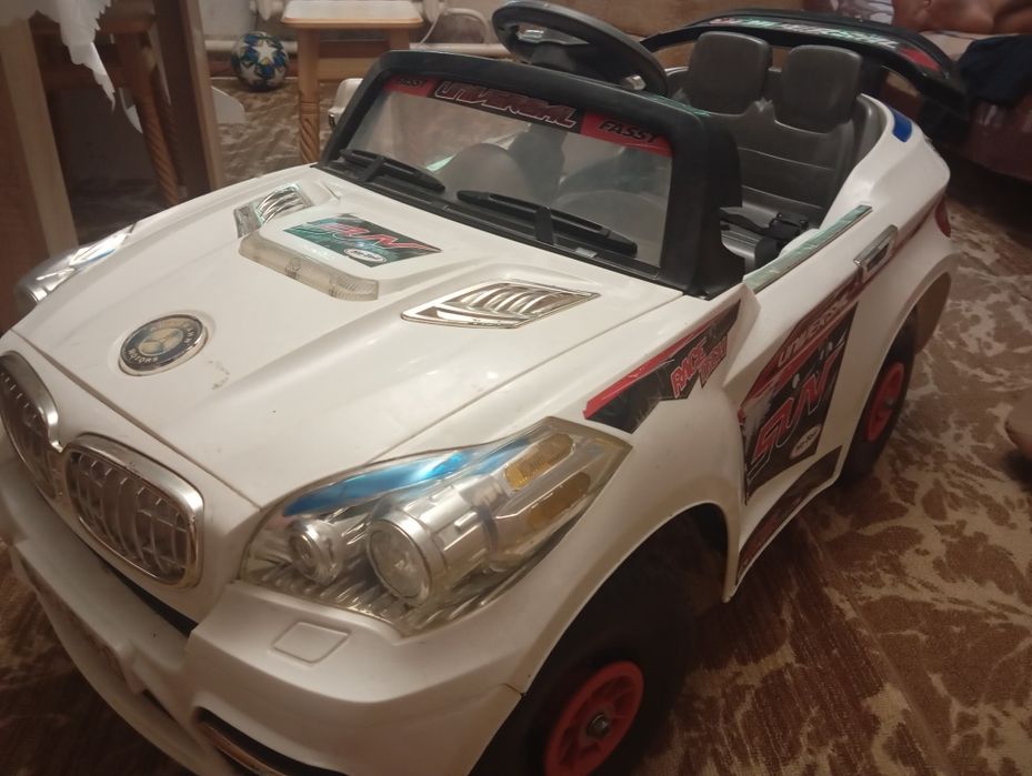 Продам дитячий автобіль .