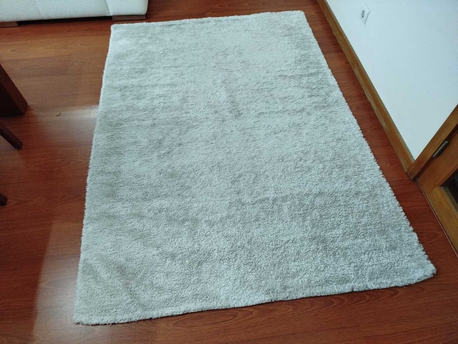 Uma carpete em pelo baixo branco