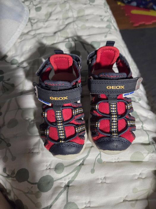 Vendo sandálias/sapatos  de bebe Geox