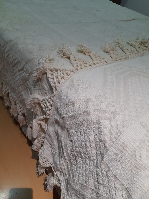 Colcha antiga com 2m05cm x 2m35cm beje e tons de castanho claro