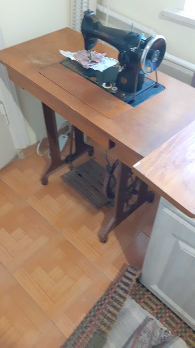 продам швейную машинку с ножным приводом. состояние отличное.