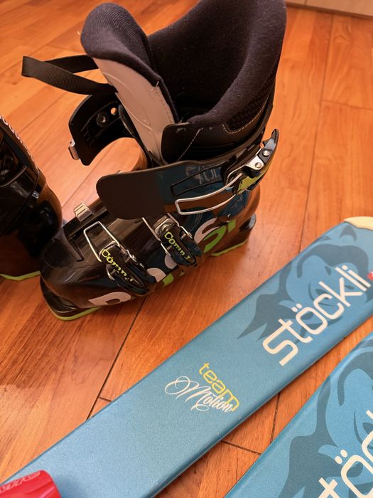 Narty Stöckli, buty Rossignol, wiązania Atomic i kask Uvex