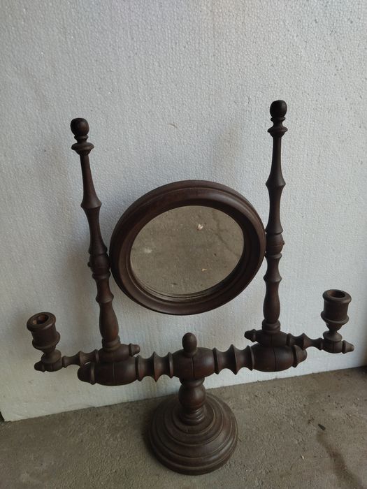 Espelho antigo com candelabros em madeira maciça