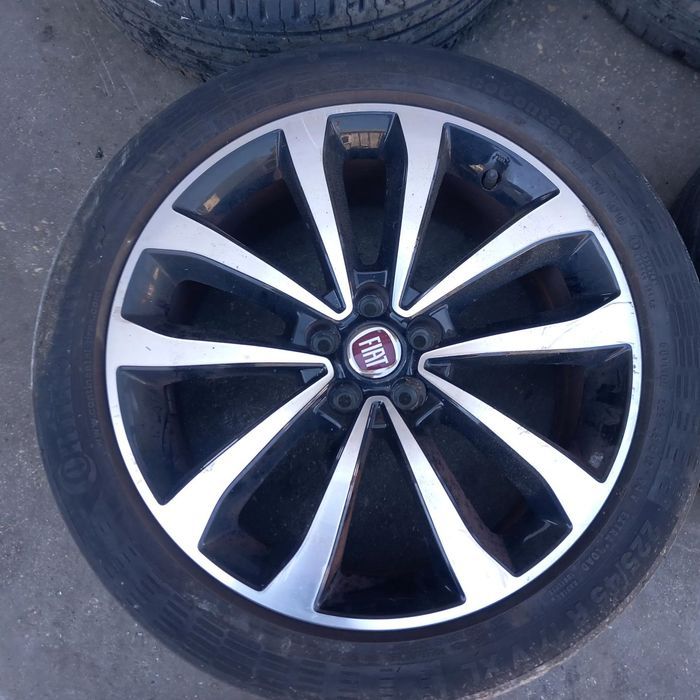 Jantes fiat tipo com pneus 225 45 17 ( tem  um par de pneus bons )
