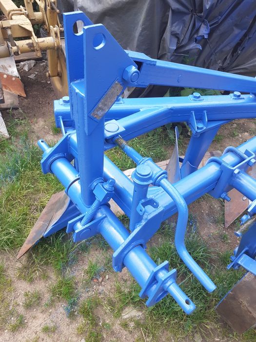 Тракторний плуг трохкорпусний