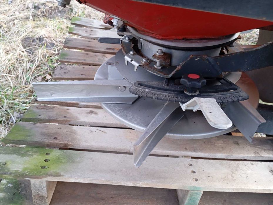 Розкидач міндобрива Kverneland