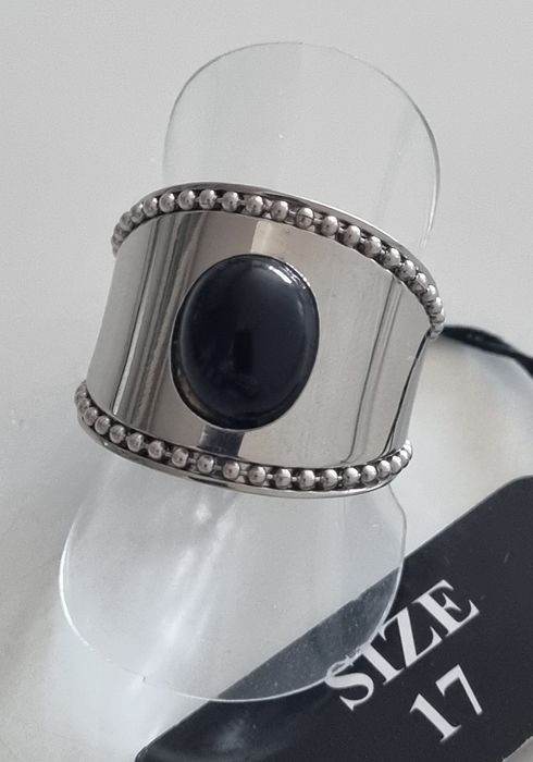 Anel prateado, em aço  com pedra preta oval. Ajustável