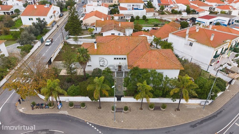 Moradia Senhorial com 16 divisões com Arrumos e Jardim, centro