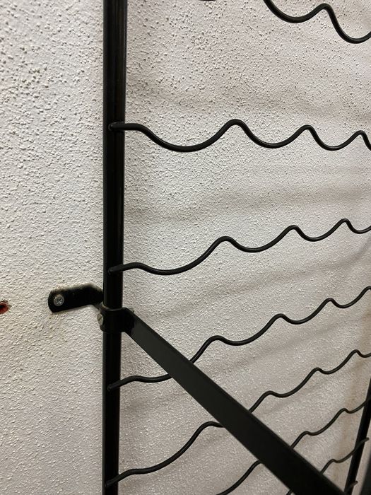 Garrafeira metálica vertical com capacidade para 105 garrafas