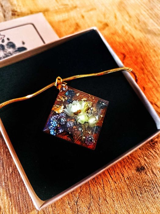 Duży wisiorek handmade z prawdziwymi kwiatami – elegancki prezent