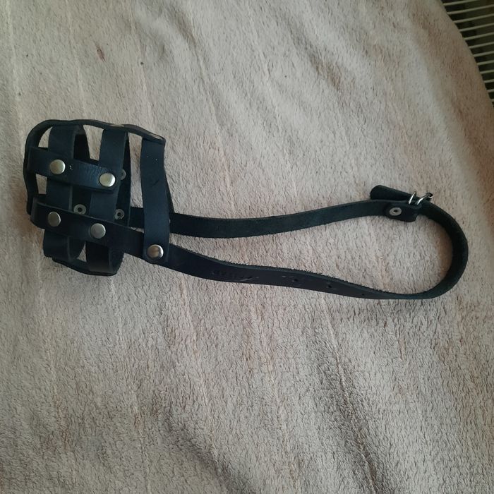 Шкіряний намордник для середніх собак