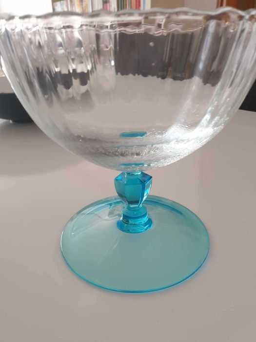 Taça grande de pé alto