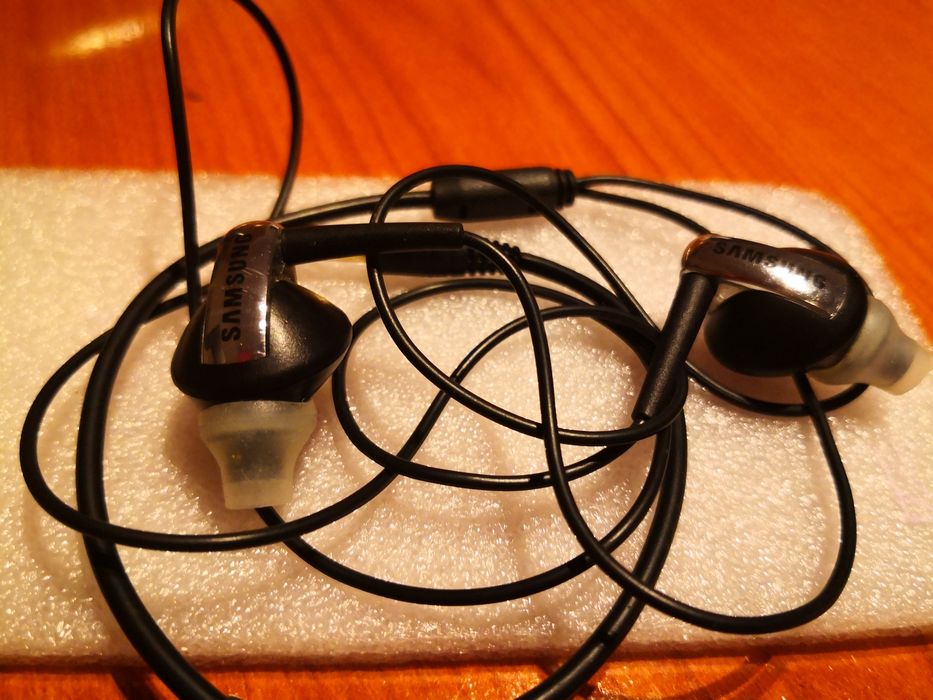 Auscultadores AKG, LG, Sony, Samsung, Prada e Philips como novos