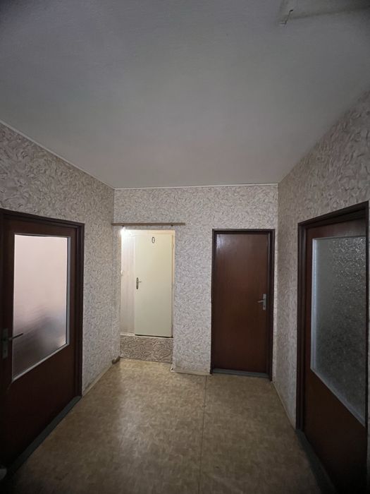 Продається трикімнатна квартира