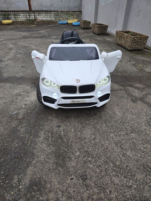 Дитячий електромобіль