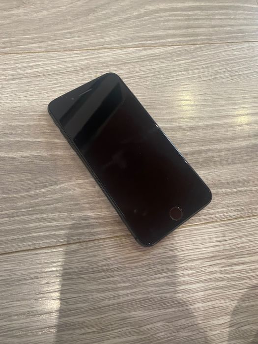 iPhon 8+ на запчастини заблокований