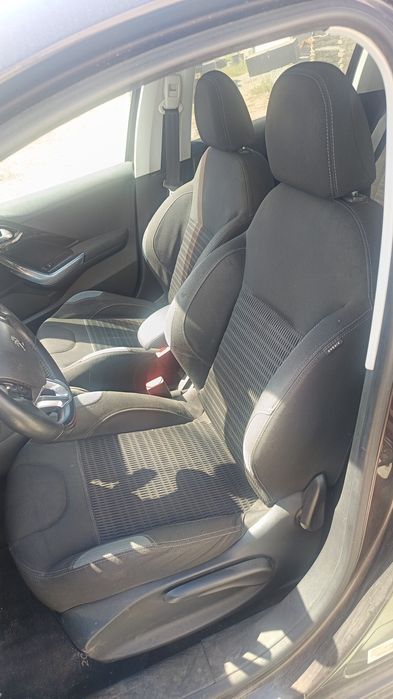 Peugeot 208  1.6 de  2012