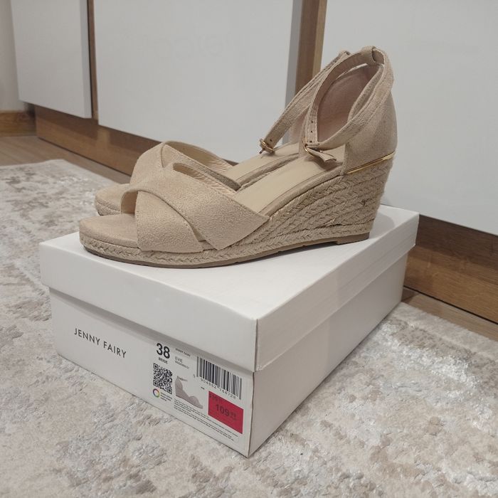 Sandały na koturnie