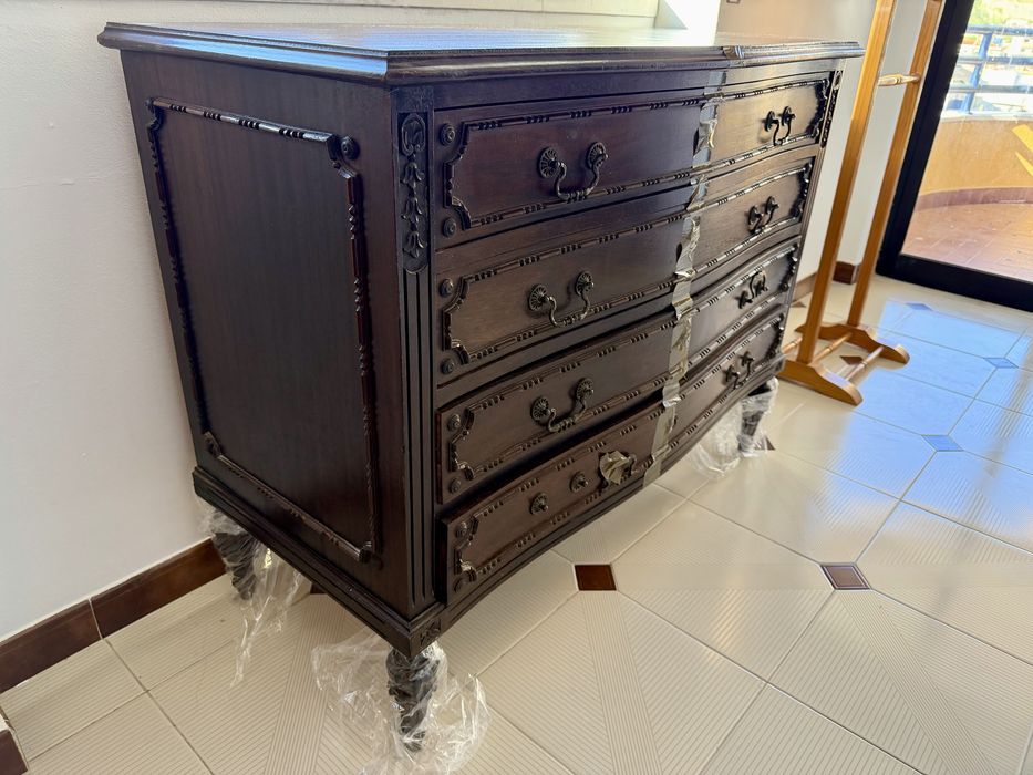 Moveis em mogno, cama de casal.