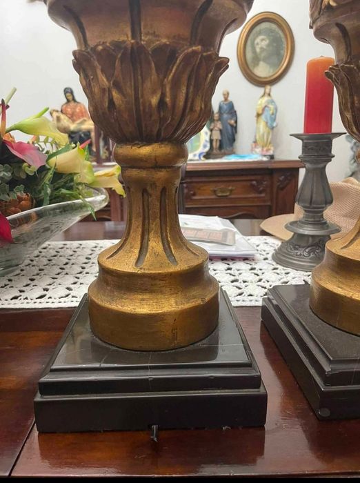 Candeeiros (2) espetaculares moldados em gesso de alabastro com acabamento em folha de ouro 24k e base em granito maciço preto.
