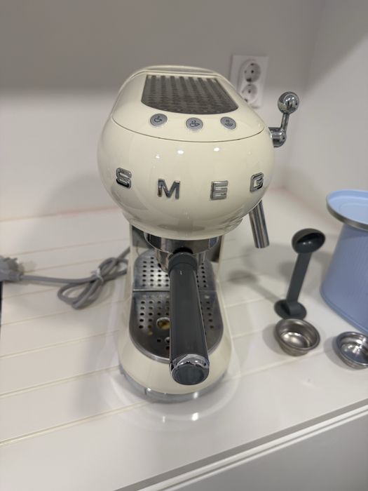 Máquina de Café SMEG Expresso Bege – Café Moído e Cápsulas + Acessórios