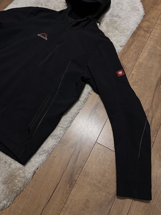 Czarna kurtka softshell wiatrowka Engelbertstrauss