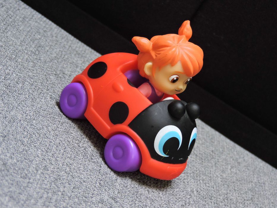 CoComelon Figurka samochodzik biedroneczka