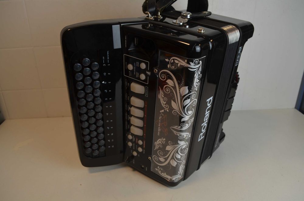 Vendo Concertina Roland FR 18