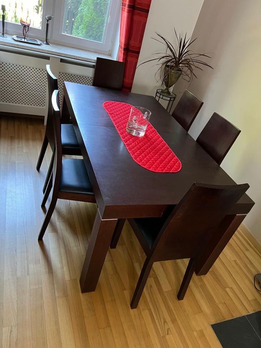 Stół z dębu fornirowanego z kompletem krzesel obitych czarna skora