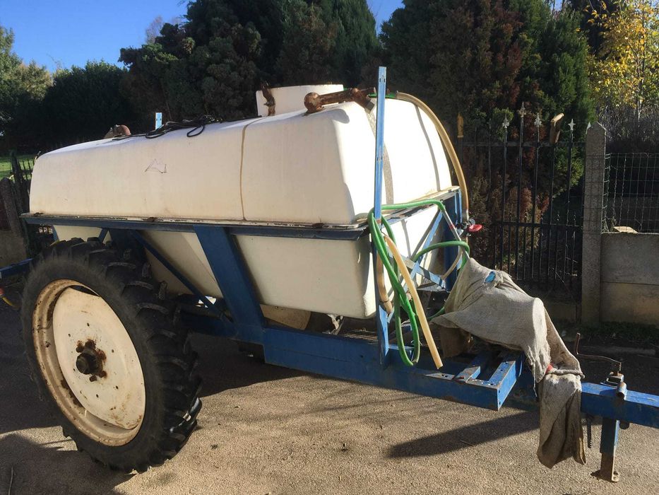 contentores de água de 3000l a funcionar 
 .