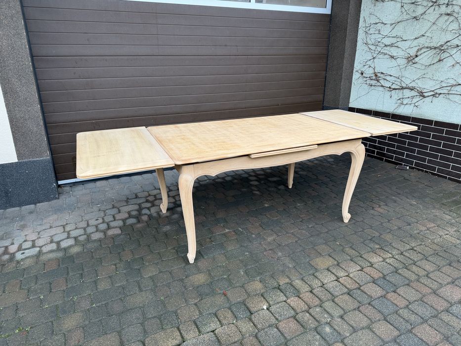 Stół krzesła w stylu ludwikowskim po renowacji oczyszczony Ludwik XV