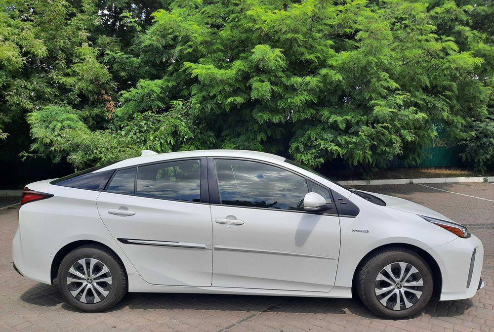 Продам Toyota Prius hybrid LE AWD 2022