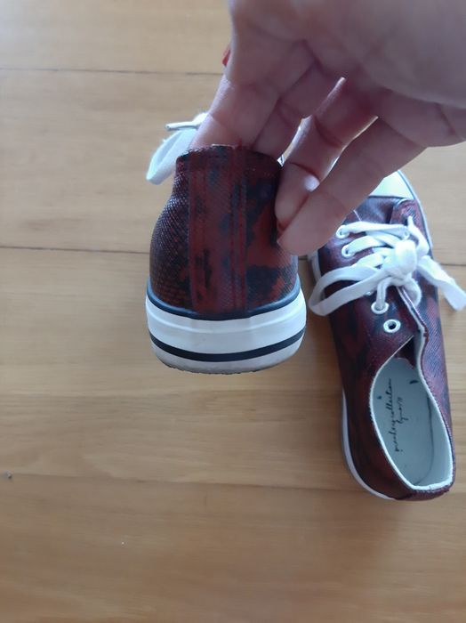 Ténis em pele com efeito cobra